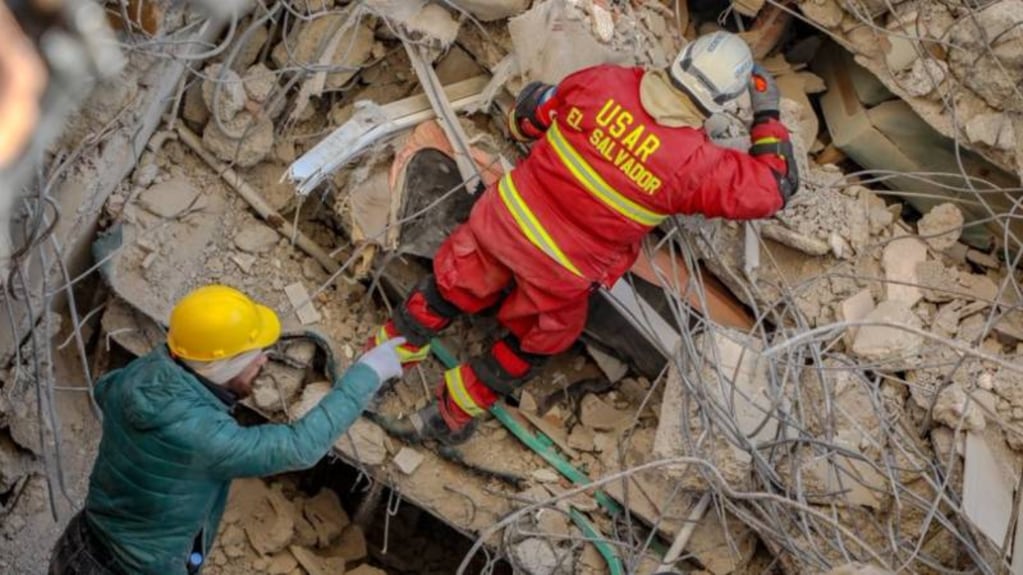 Los equipos salvadoreños tienen varios días de estar trabajando en tareas de búsqueda y rescate de posibles sobrevivientes entre los escombros. Gentileza: MSN