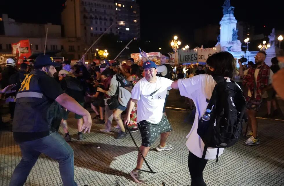 Enfrentamientos entre la Policía y manifestantes en el Congreso: tiraron balas de goma y gas pimienta. Foto: Juan Tesone / Clarín