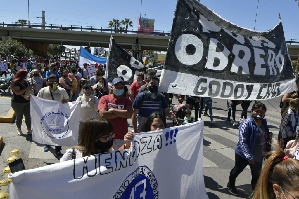 Organizaciones sociales marchan en reclamo de trabajo y asistencia a comedores. Foto: Orlando Pelichotti/ Los Andes 