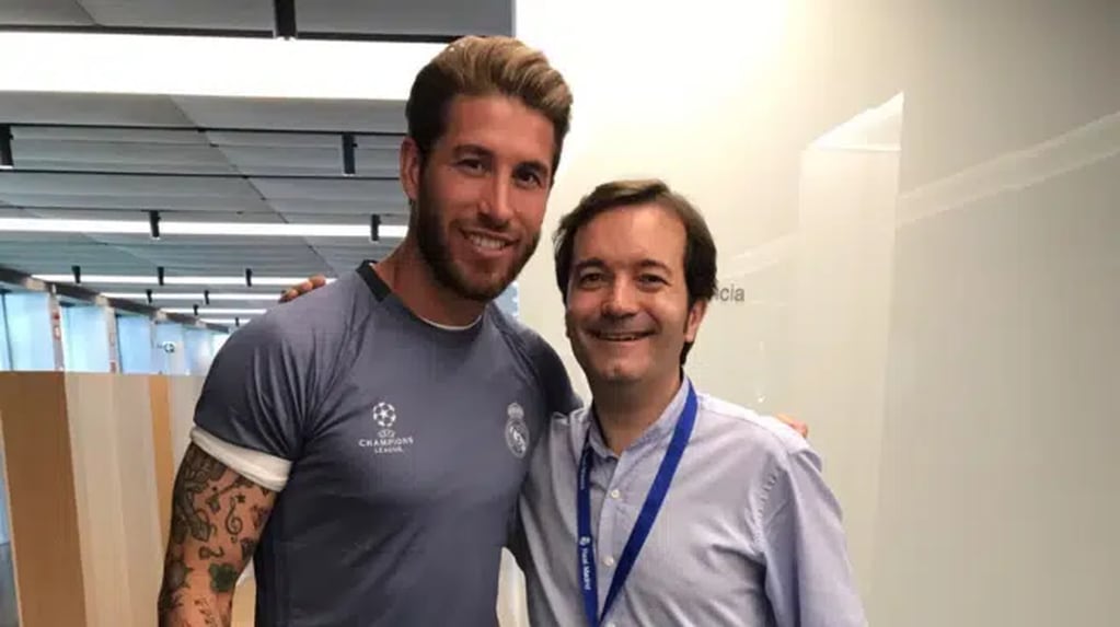 Guillermo Valadés junto al futbolista Sergio Ramos / Twitter @gvalades