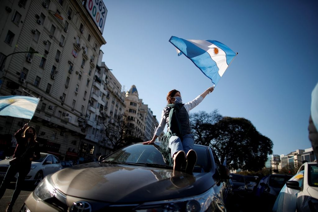 Presente en la marcha, esta mujer agita su bandera subida en el auto  Foto: AP