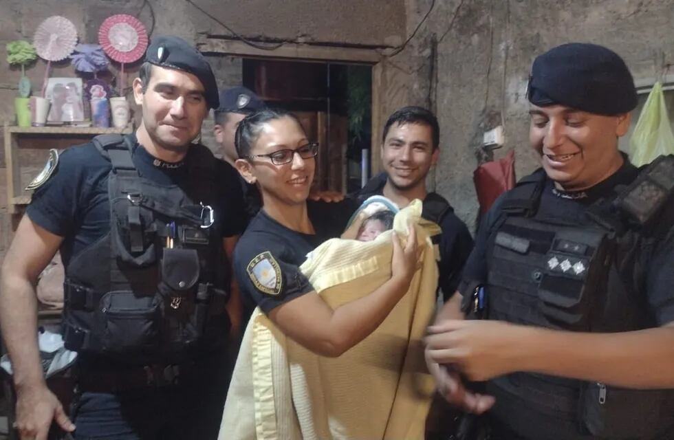 Los Cinco policías fueron guiados desde el Centro de Monitoreo y el pequeño nació en buen estado de salud. - Foto: Ministerio de Seguridad