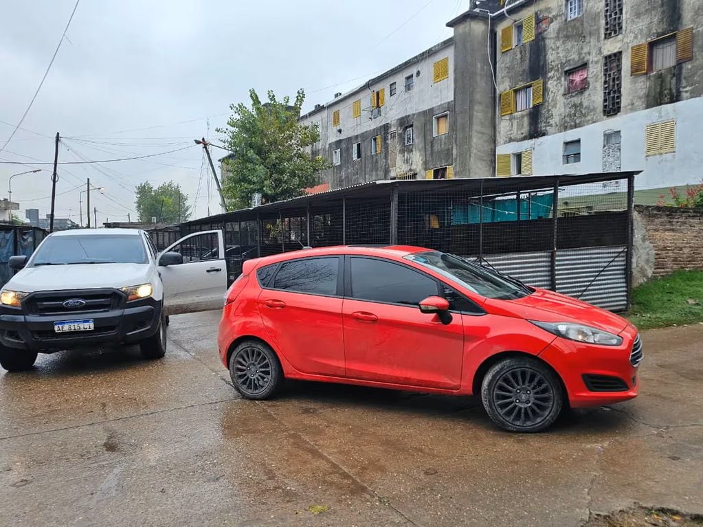 El Ford Fiesta rojo fue localizado y lo secuestraron en los monoblocks de Ciudad Evita. El conductor, cómplice del presunto asesino, escapó.