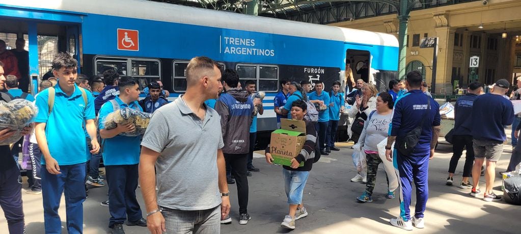 El tren solidario llegó a Bahía Blanca con más de 7.500 kilos de alimentos para los damnificados por el temporal. Foto: redes.