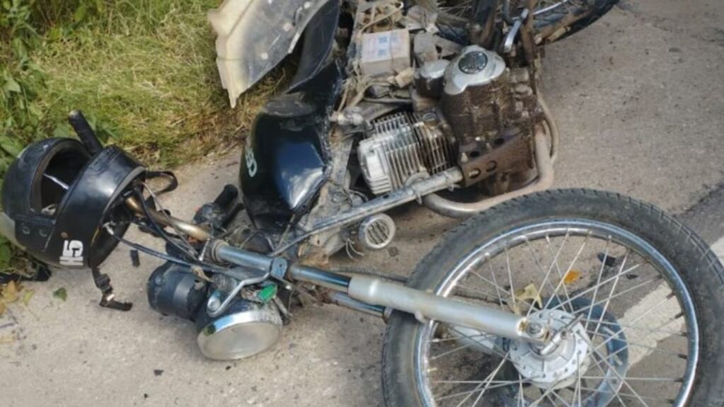 La motocicleta en la que se dirigía la persona fallecida.
