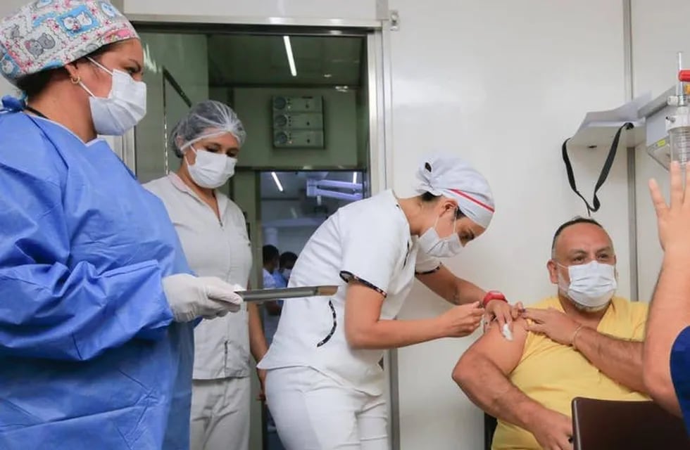 El personal de salud de los hospitales públicos fue el primer grupo en recibir la vacuna rusa contra el Covid-19. - Gobierno de La Rioja