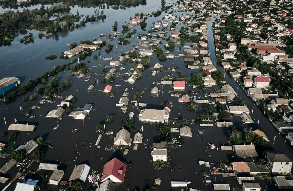 Vista aérea de la ciudad de Nueva Kajovka luego de varias horas de se azotada por las aguas desbordadas del río Dniéper, cuya represa fue detonada.