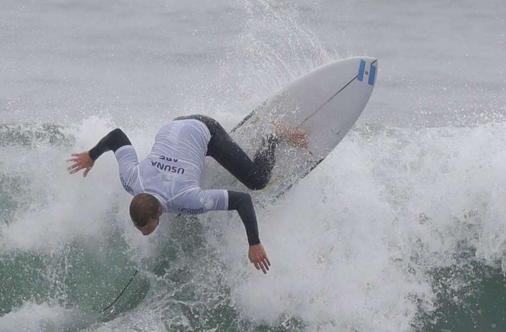 
Foto: AP | El argentino Leandro Usuna compite en la ronda principal de surf masculino
   