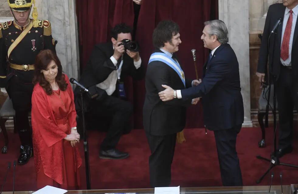 El presidente Javier MIlei al recibir los atributos de mando por parte de Alberto Fernández (Foto: Federico López Claro)