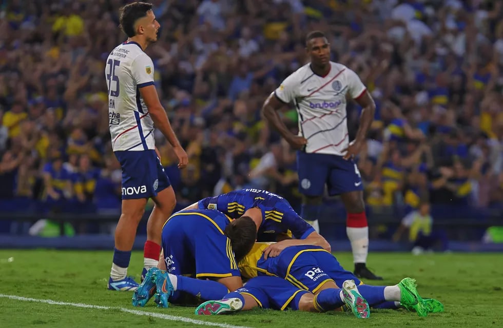 Los jugadores de Boca celebran el 2 a 1 ante San Lorenzo. (Fotobaires).