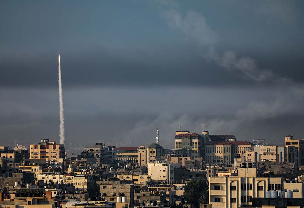 Gaza (---), 10/07/2023.- Un cohete es lanzado desde la franja costera de Gaza hacia Israel por militantes de la milicia Ezz Al-Din Al Qassam, el ala militar del movimiento Hamás, en la ciudad de Gaza, 07 de octubre 2023. La madrugada del sábado se lanzaron andanadas de cohetes desde la Franja de Gaza en un ataque sorpresa reivindicado por el movimiento islamista Hamás. EFE/EPA/MOHAMMED SABLE