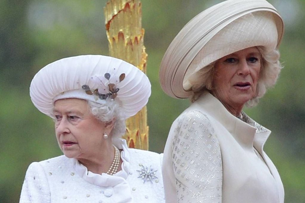 La reina Isabel II y Camilla, la duquesa de Cornwall y esposa del Príncipe Carlos, en 2012 (Archivo)