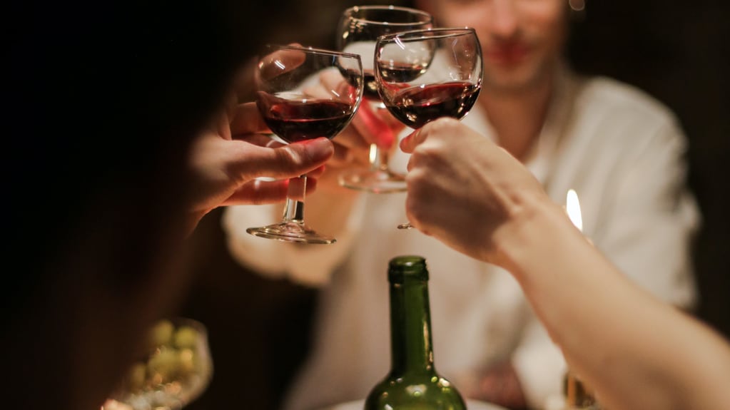 Cuáles son los riesgos del consumo excesivo de vino.