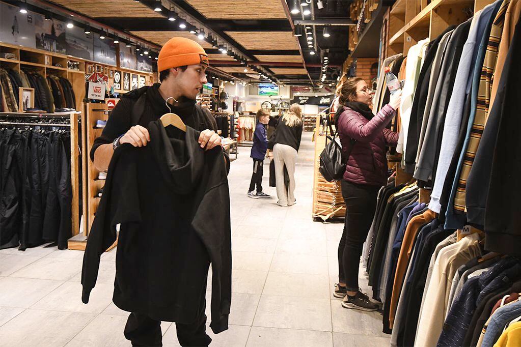 Algunas tiendas de ropa reconocieron que recibieron listas de precios de sus proveedores de Buenos Aires con aumentos.
Foto: José Gutierrez / Los Andes