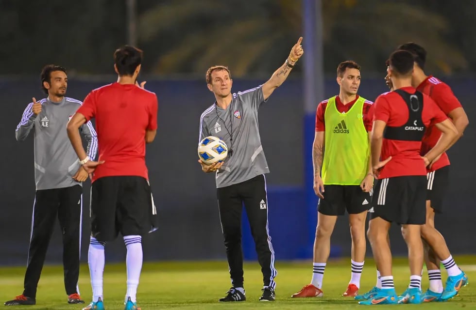 El entrenador argentino de Emiratos Árabes Unidos habló sobre el amistoso frente a la Selección Argentina.