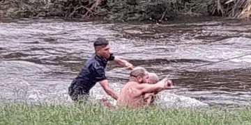 Córdoba: un policía rescató a un turista que quedó atrapado en el río Los Reartes