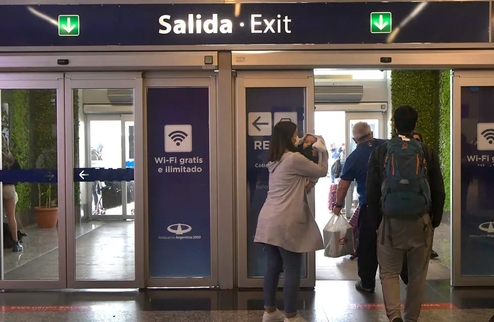 El aeropuerto de Mendoza Francisco Gabrielli,  recibió autorización como "corredor seguro". Foto: Orlando Pelichotti
