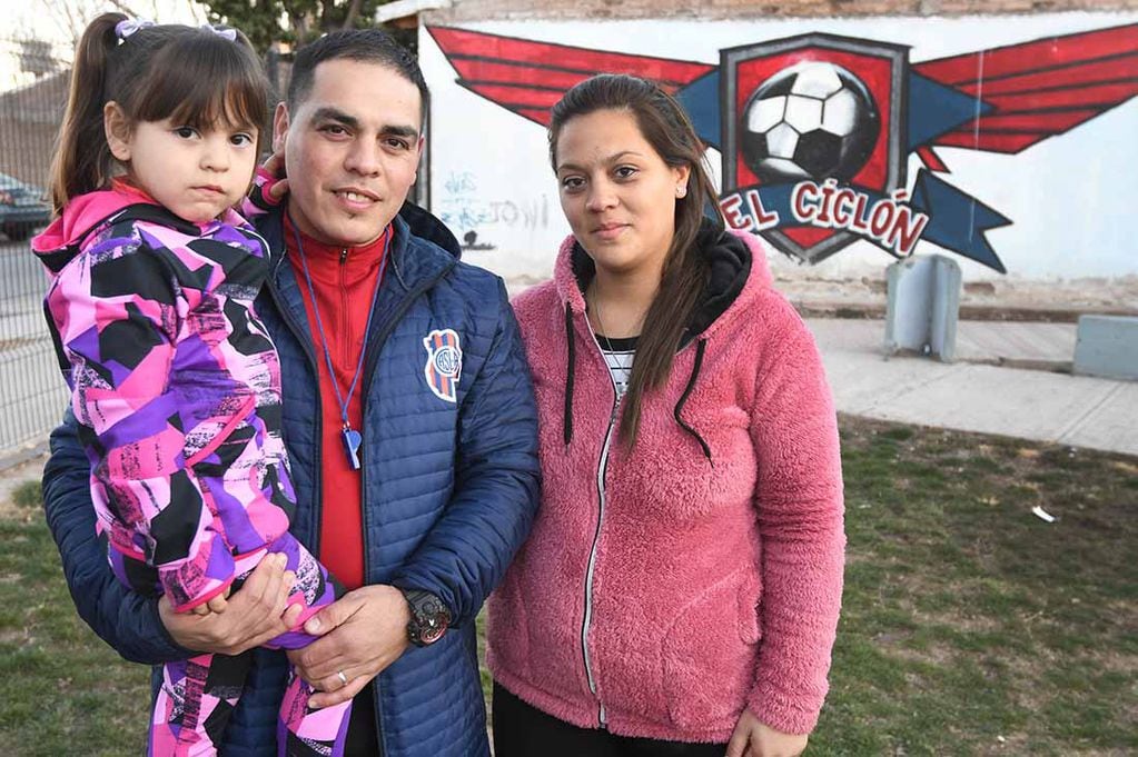 Diego junto a su esposa Julieta Otero y su hija Pía. En 2013, luego de que Julieta perdiera dos embarazos, supo que tenía que hacer una obra buena para que el bien volviera. Ahora ambos esperan dos mellizos.
