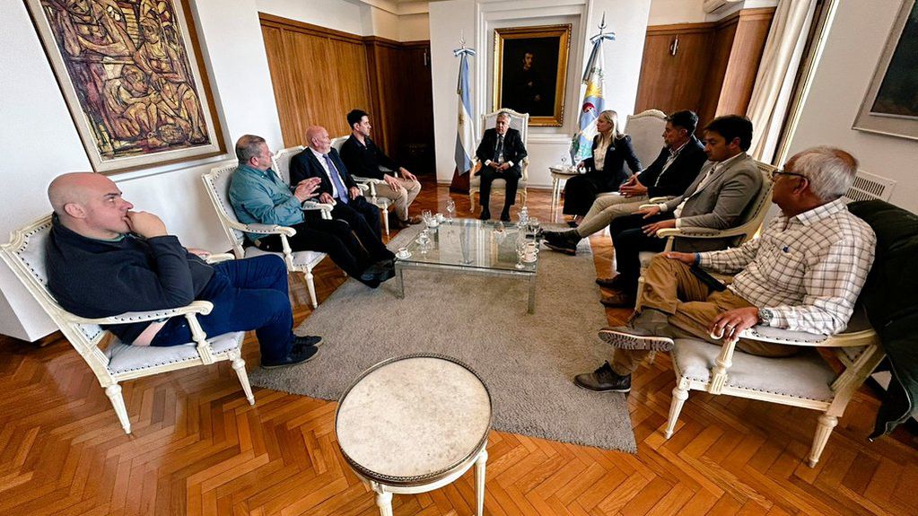 El gobernador Alfredo Cornejo junto a empresarios del sur provincial. Foto: Prensa Gobierno de Mendoza.
