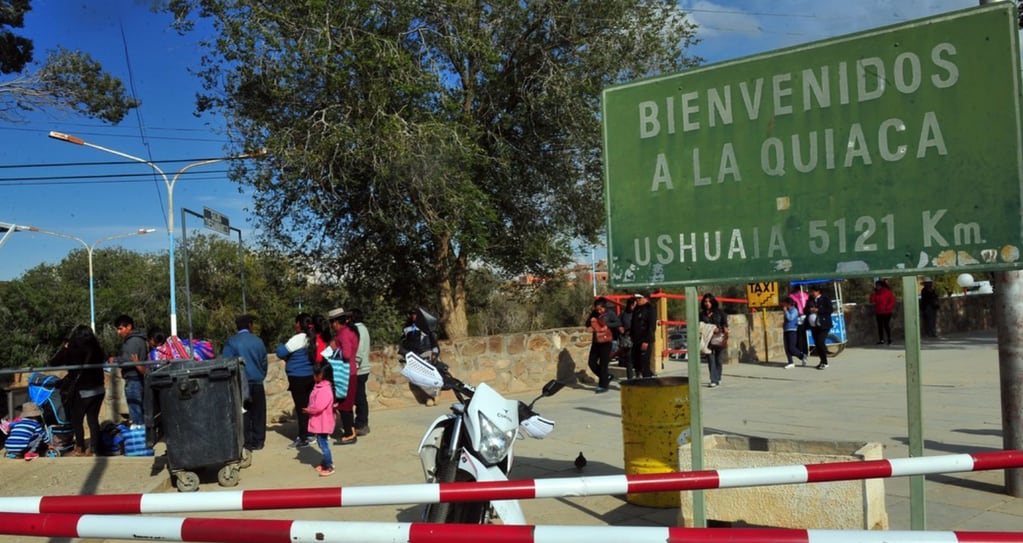 La Quiaca Bolivia Ciudadanos Bolivianos que se atienden en los hospitales argentinos paso fronterizo Villazon. Foto: Clarín
