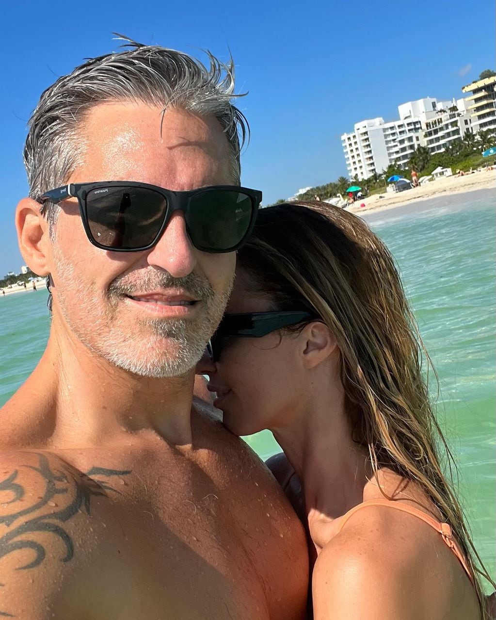 Rocío Guirao Díaz y Nicolás Paladini desde las playas de Miami