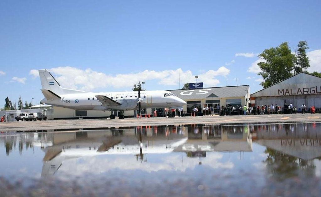 El miércoles 5 de enero de 2022, Malargüe ingresó al mapa aerocomercial de Argentina. Es que arribó al Aeropuerto Comodoro Ricardo Salomón, de Malargüe, el primer vuelo de la línea LADE (Líneas Aéreas del Estado), que conectó al departamento sureño con Neuquén y Mendoza.
