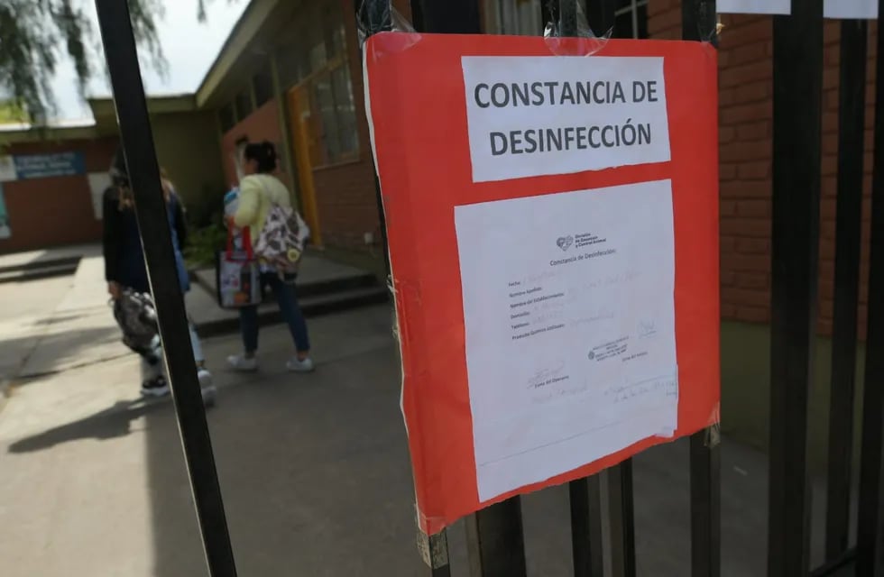 Reclamo por intoxicación en la escuela Emilio Jofre de Luján. Un cartel oficial confirma la desinfección.