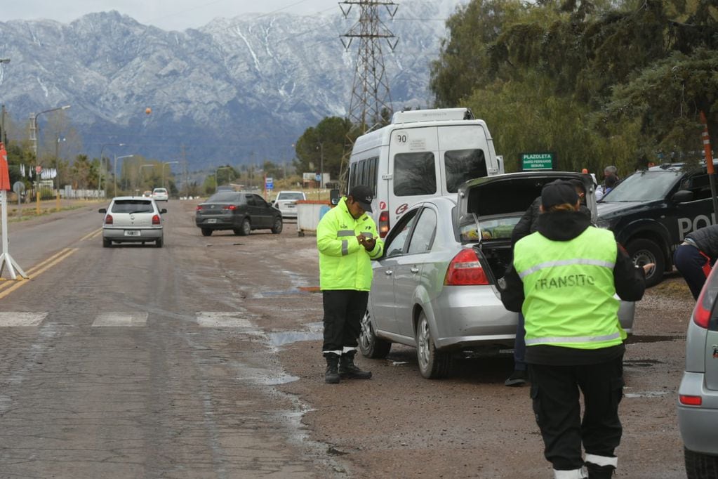 Nieve, incidentes con la Policía y un auto con más de 50 botellas de alcohol: así recibe Potrerillos a la primavera. Foto: Ignacio Blanco / Los Andes.
