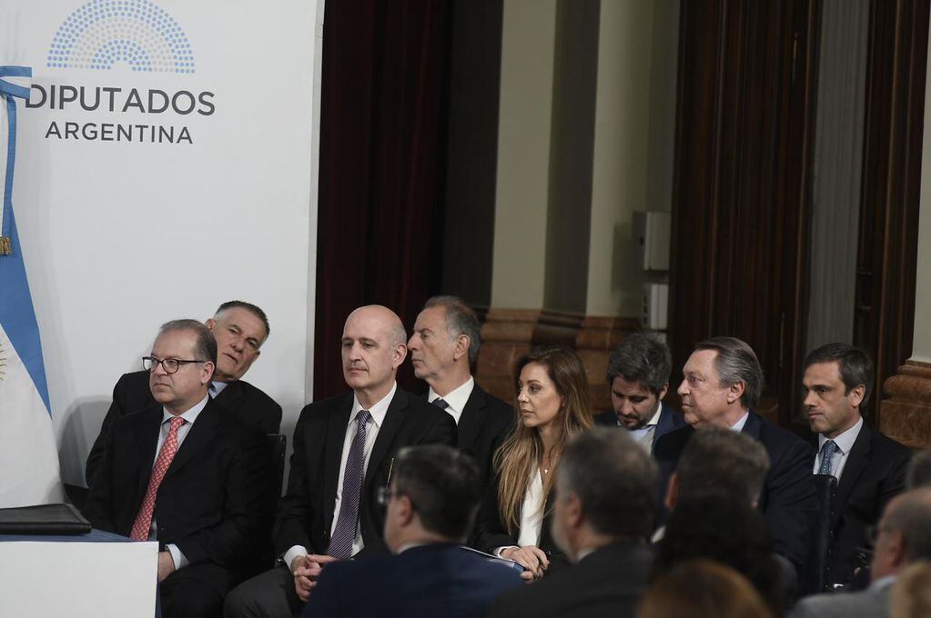 Funcionarios del Ministerio de Economía acompañan a Sergio Massa (Foto: Federico López Claro)