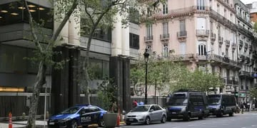Custodia policial en la embajada de Israel en la Ciudad de Buenos Aires.