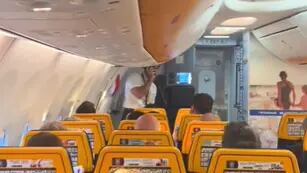 El “Azafato Sexy” de Ryanair provoca el deleite del pasaje y lográ una ovación