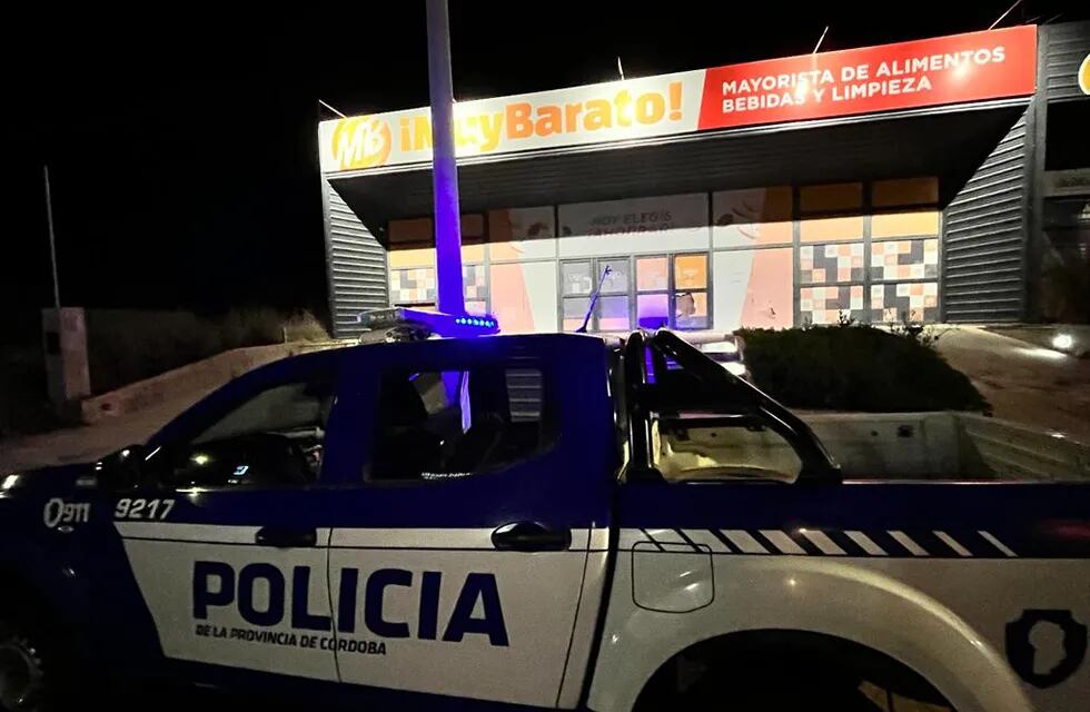 Río Cuarto: la Polícia frente al supermercado Muy Barato, que fue atacado por ladrones. (La Voz)