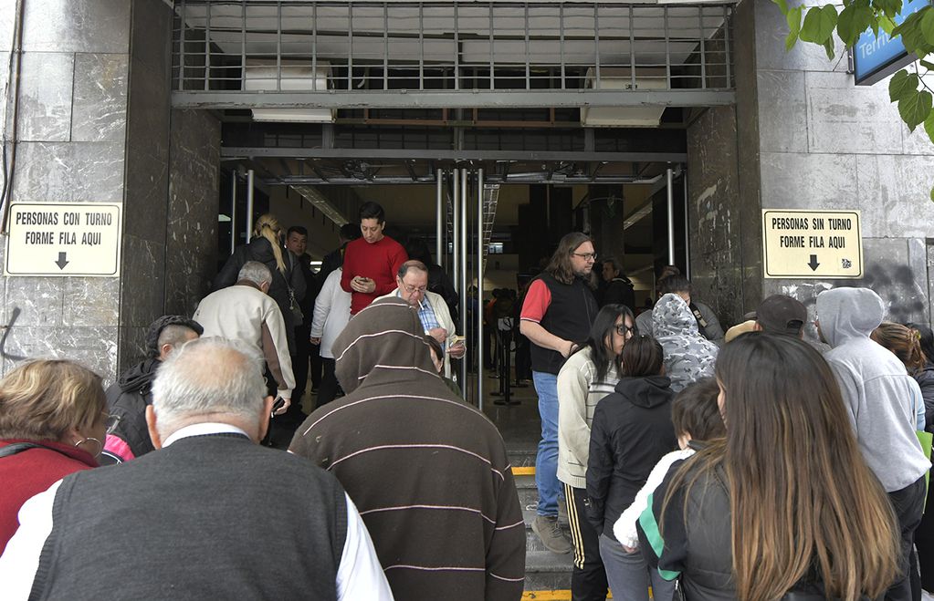 ANSES Mendoza suspendió la atención al público y cientos de personas quedaron en la puerta. Foto: Orlando Pelichotti / Los Andes