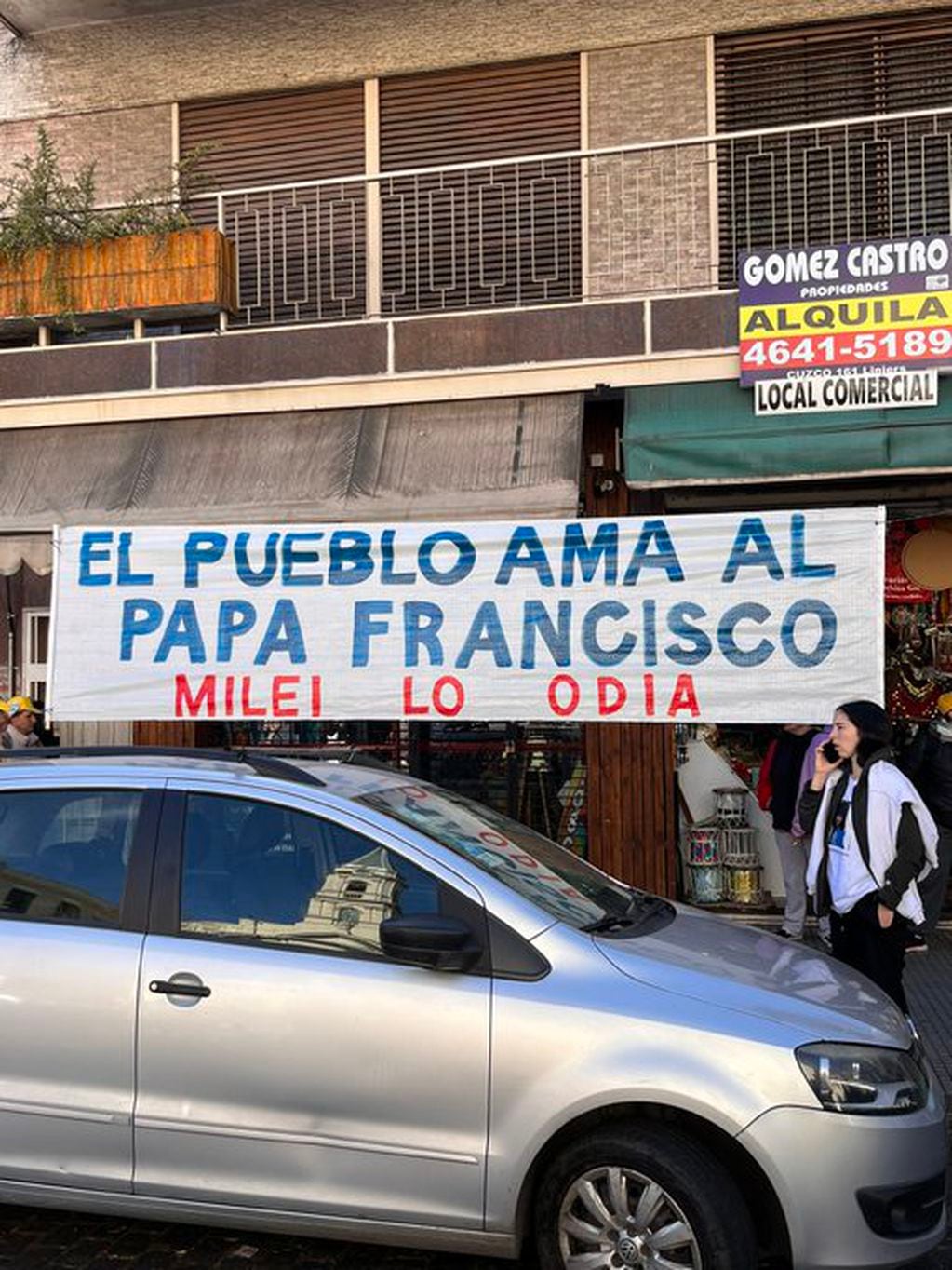 Peregrinación a Luján, en Liniers, Buenos Aires, lució con carteles en contra de Milei. Foto: X / @sofirozen