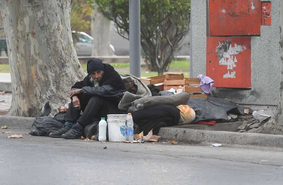 Los datos del INDEC marcan que la canasta de pobreza aumentó en el cuarto trimestre de 2023 un 72,9%, con un pico del 27% en diciembre, tras la devaluación del peso. Imagen ilustrativa. Foto: José Gutierrez / Los Andes