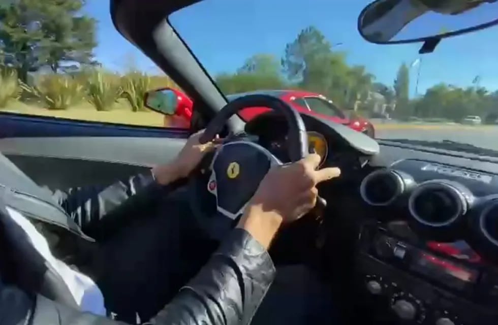 Cuatro hombres se filmaron corriendo picadas en dos Ferrari / Foto: Redes sociales