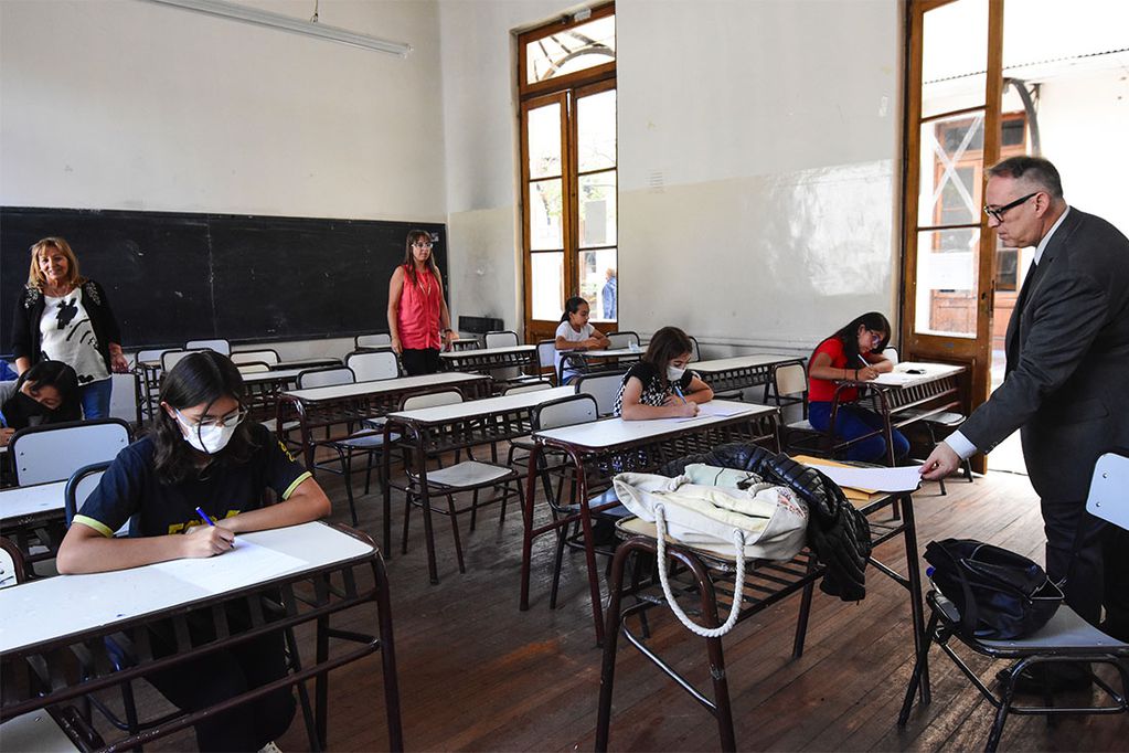 Beca Adolfo Calle, 68 edición. Niños de varias escuelas participaron del concurso de escritura para ganar una beca que los acompañará toda la secundaria. 
Foto: Mariana Villa / Los Andes