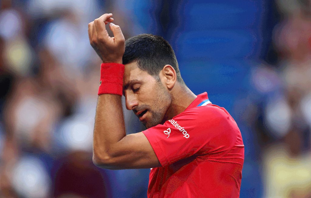 Novak Djokovic evidencia molestias en su muñeca derecha en la previa del Abierto de Australia, donde defenderá el título. (AP)