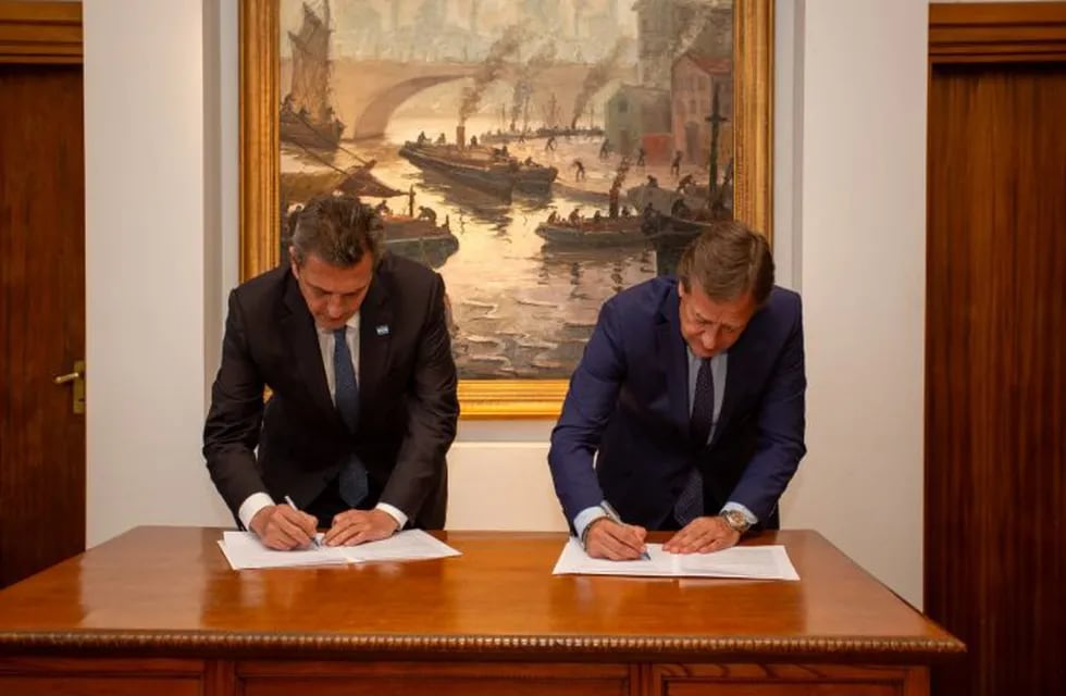 El candidato presidencial firmó con el gobernador Rodolfo Suárez una ayuda económica para Mendoza.