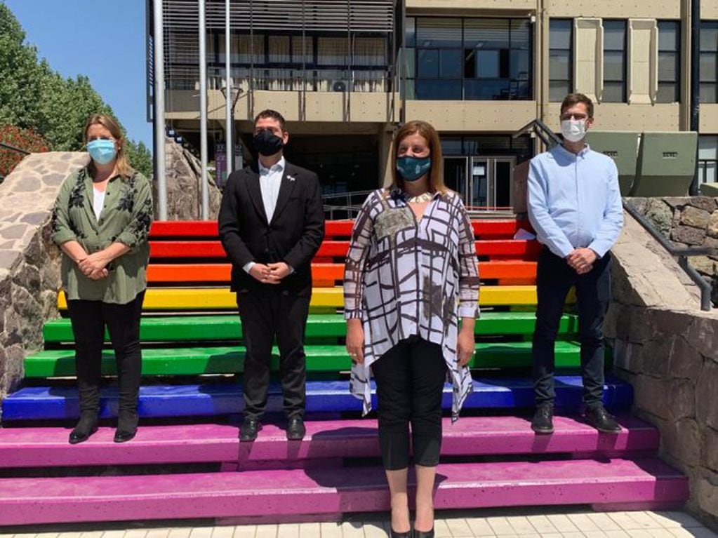 La Municipalidad de Rivadavia se vistió con los colores de la diversidad sexual.