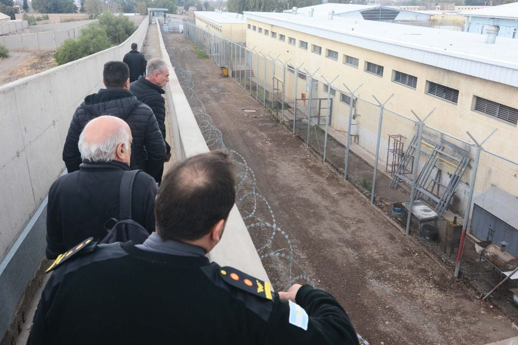 Junto a Eduardo Orellana, director del sistema penitenciario provincial, dos ingenieros de la empresa rionegrina estatal INVAP estuvieron recorriendo cárceles en Mendoza. Foto: Gobierno de Mendoza.