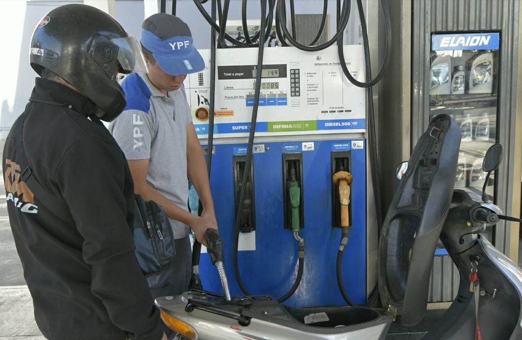 YPF aumentó los precios de los combustibles en Mendoza (Orlando Pelichotti / Los Andes)