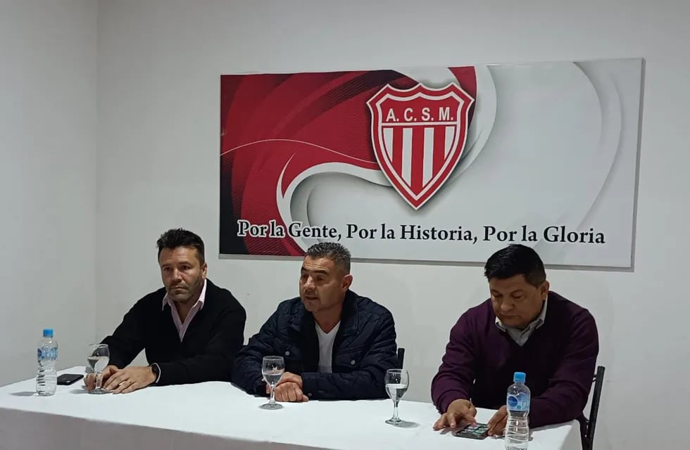 Damián Reyes, Presidente de ACSM, presentó a Sergio "Toti" Arias, flamante DT del León para el próximo Regional Amateur. / Gentileza: Prensa ACSM.
