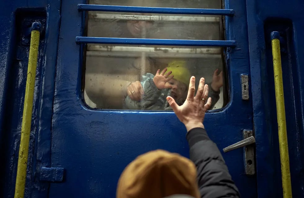 Más de un millón de personas ya huyeron de Ucrania, para buscar refugio en un país vecino. (AP /Emilio Morenatti)