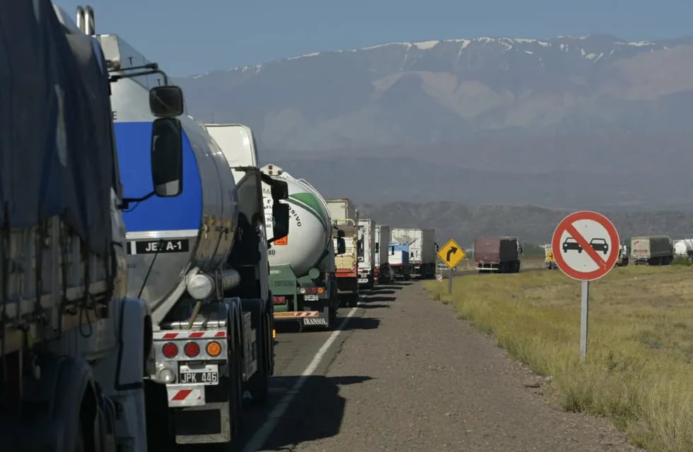 El Sindicato de Trabajadores Viales de Mendoza (Sitravi) interrumpió el tránsito en la ruta 7. Orlando Pelichotti / Los Andes