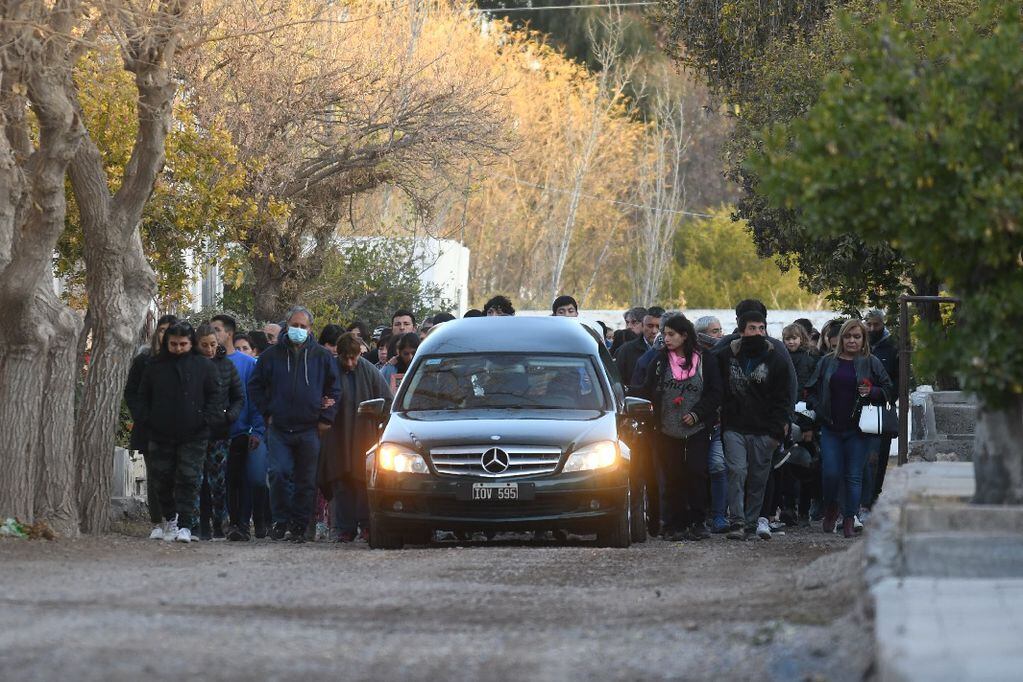 Un centenar de familiares y vecinos despidió los restos de la joven madre en el cementerio de Buen Orden. Foto: José Gutiérrez / Los Andes