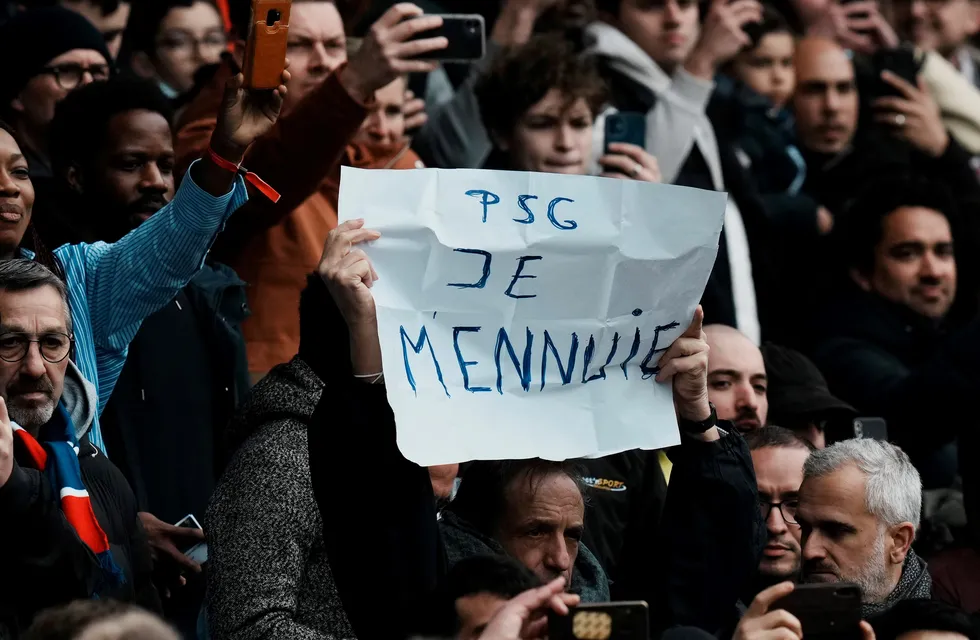 "PSG estoy aburrido" reza el cartel de uh hincha francés./AP