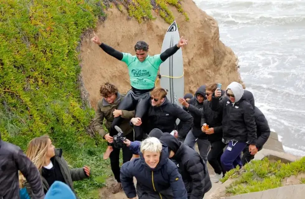 Así, en andas, lo subieron por los acantilados. El mítico lugar del surf argentino le agregó su toque a la definición del torneo. / Gentileza: Juan Mariano Antunez.