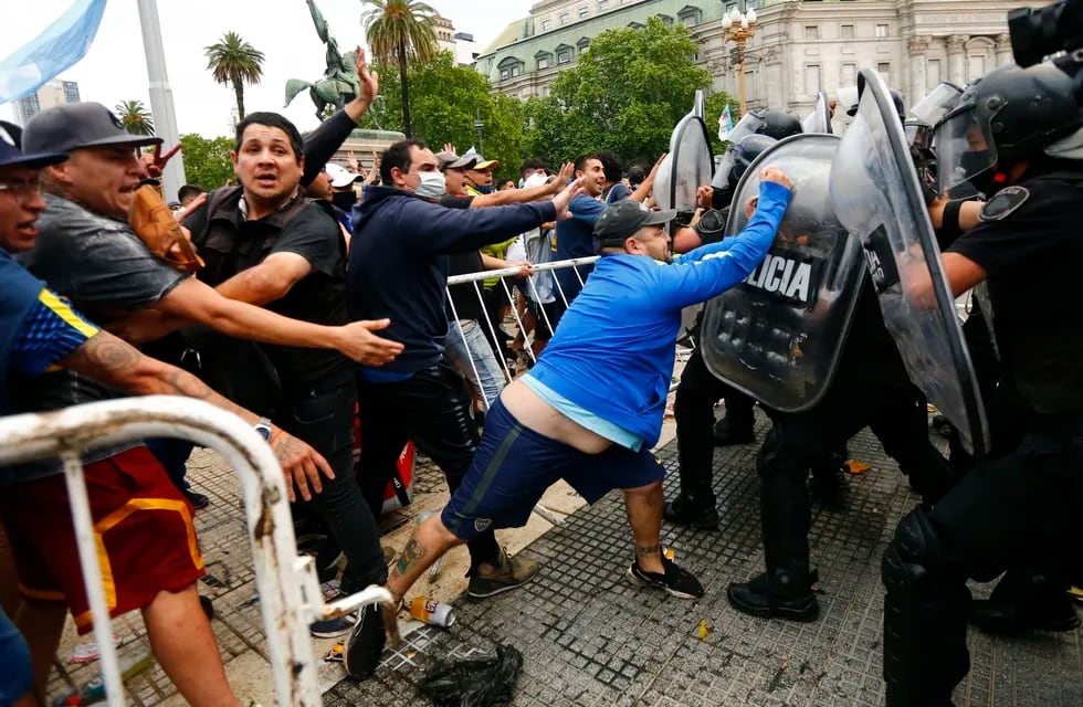 Muchos de los que esperaban en la calle para entrar a la Casa Rosada desataron su furia, voltearon vallas y se enfrentaron con la Policía.
