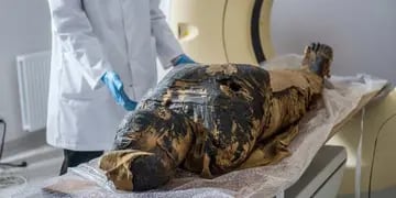 Momia con un feto en su interior